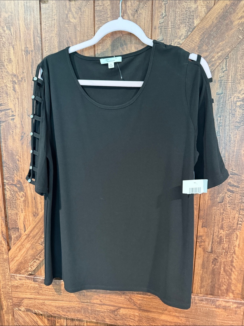 89th & Madison Black Cold-Shoulder Short Sleeve Top with Ladder Button Detail